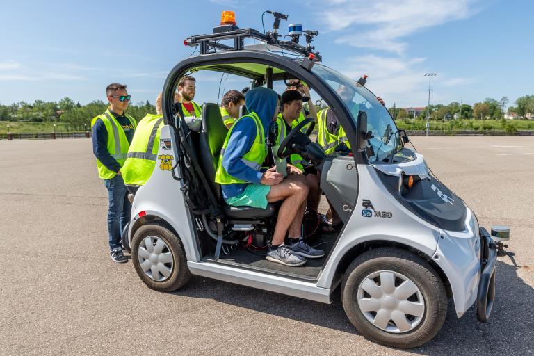 正规的赌博app students work on their intelligent ground vehicle.